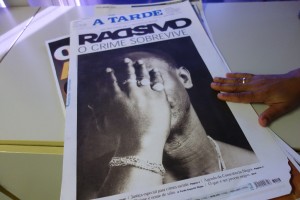 Eine Zeitungsseite mit dem Bild eines Farbigen, der die Hand vor das Gesicht hält