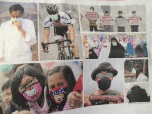 Menschen mit Mundschutz. Mal wieder das Titelbild der Tageszeitung in Medan.