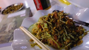 Im Shan-Restaurant: Slat mit Teeblättern und knusprigen Bohnen. 