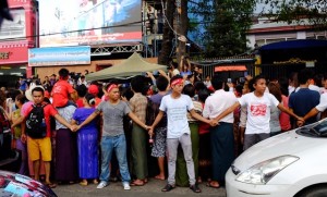 Die NLD-Helfer mussten sich selbst helfen und bildeten Menschenketten, um den Verkehr durch die Menge zu leiten. 