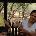 Berna Gómez mit einer kleinen Ziege und ihren beiden Kindern Ana Mercedes (7) und Cesar Antonio (5)