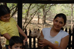 Berna Gómez mit einer kleinen Ziege und ihren beiden Kindern Ana Mercedes (7) und Cesar Antonio (5)