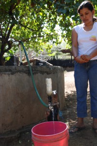 Berna Gómez neben einem Wassertank