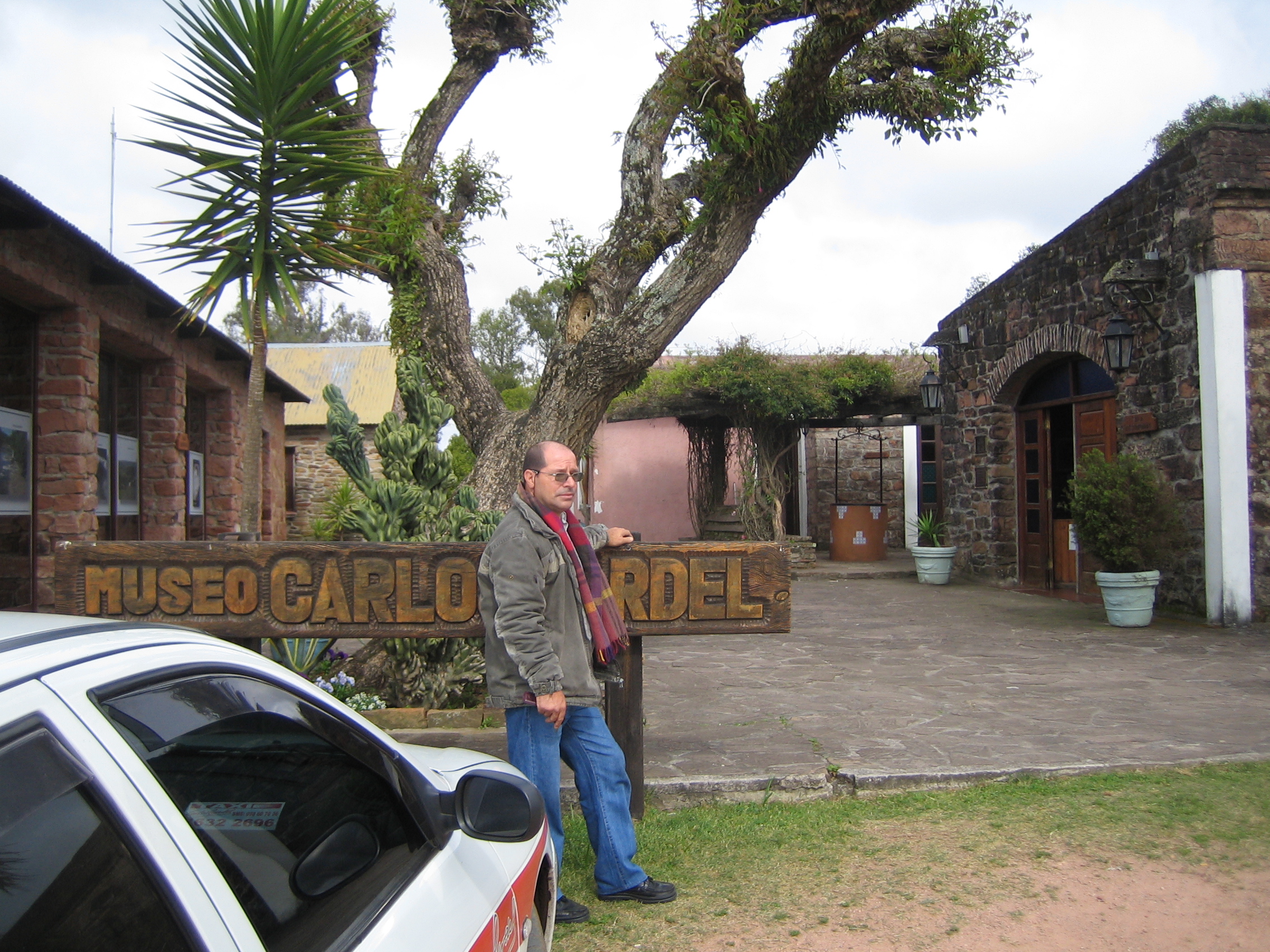 Das Gardel Museum in Tacuarembó/Uruguay, davor mein Taxifahrer Roman - vier Stunden Fahrt- und Wartezeit, alles für nur 20 Euro