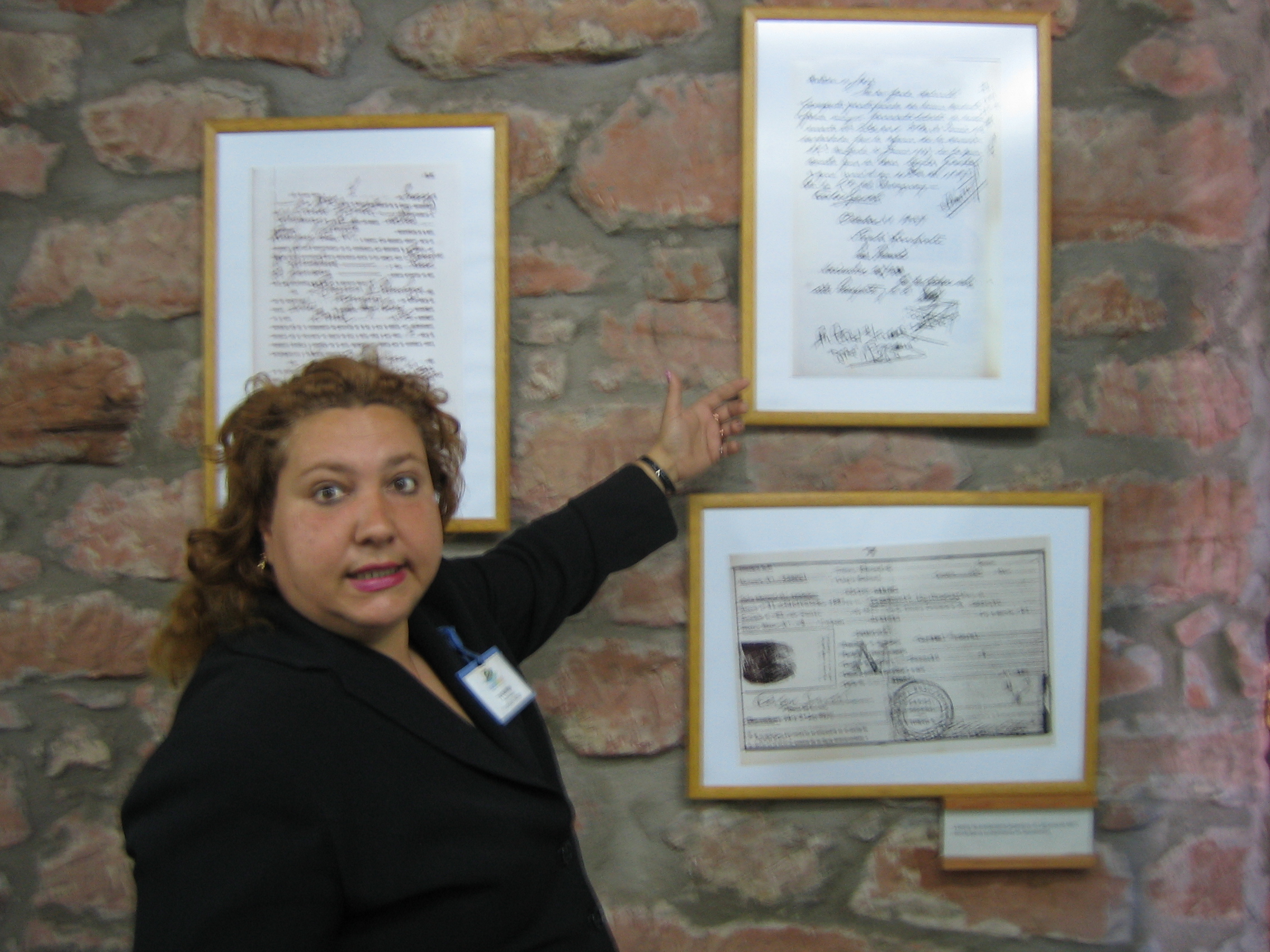 Museumsführerin Veronica zeigt Beweisdokumente für Gardels uruguayische Herkunft