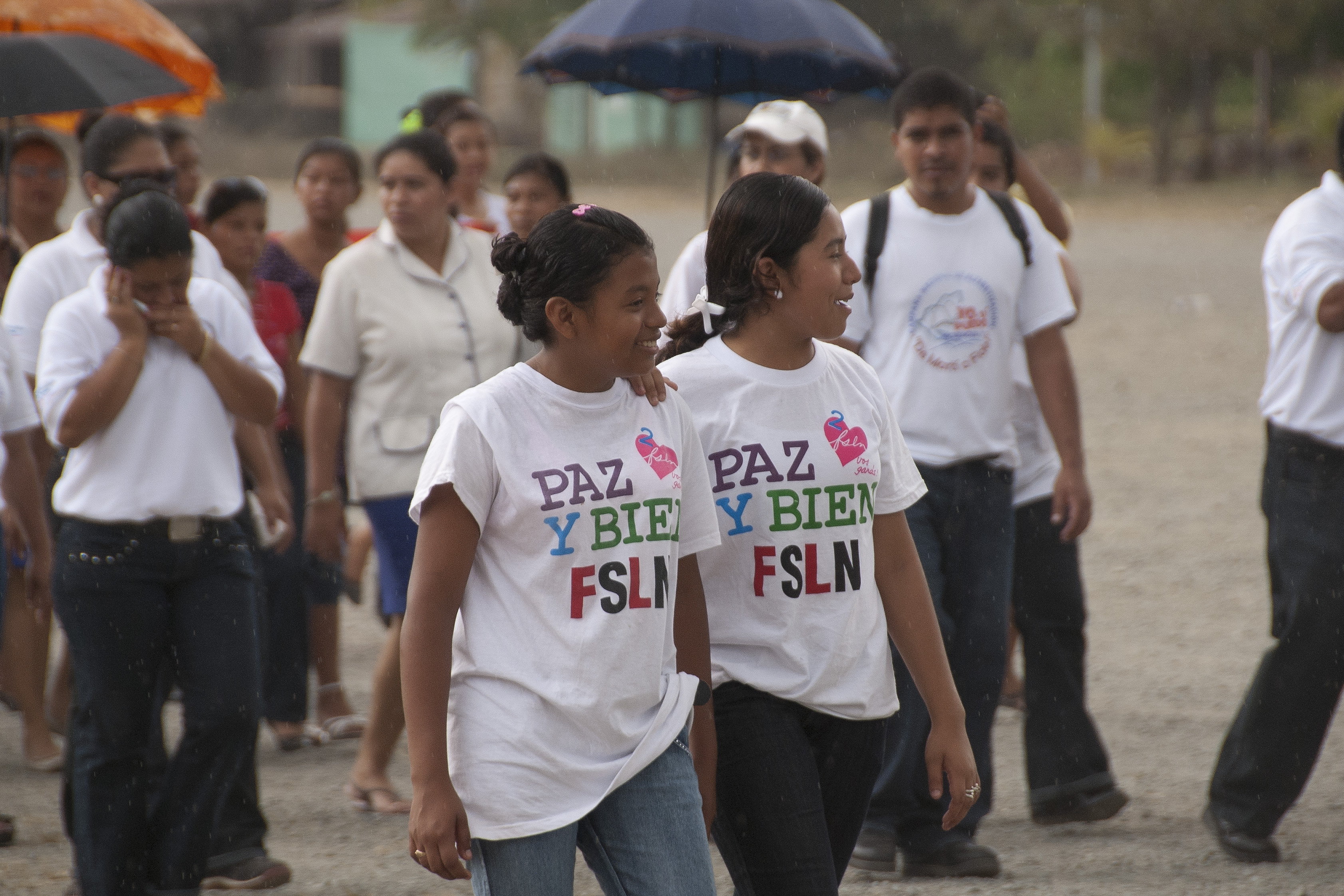 Jugendliche mit FSLN-T-Shirts