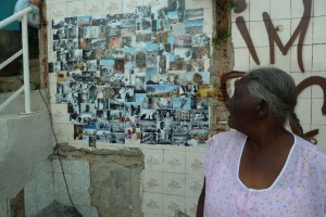 Fotowand bei einer Ausstellung der Agentur "Imagens do Povo" in der pazifizierten Favella "Complexo do Alemao"