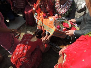 Hochzeitsritual: Fuesse des Brautpaares werden gewaschen