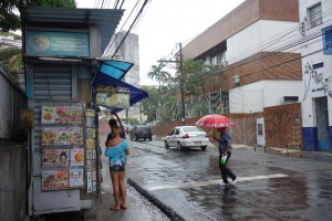 Ein Zeitungskiosk an einer regennassen Straße