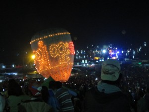 Die Heißluftballons sind umringt von Zuschauern (Foto: Sarah Steffen)