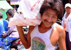 Ein Hafenarbeiter in Myeik: Betelsaft ist Gift für die Zahnhygiene. 