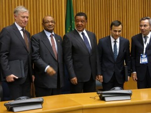 Für das Gruppenfoto wurde der Preminierminister in der Mitte platziert