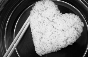 Herzlich willkommen! Im Restaurant in Yangon werden die Reiskörner zu einem Herz vereint. Fotos: Lindekamp