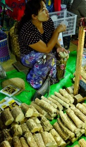 Nachtmarkt in Pathein: Thanaka in seiner Reinform. 
