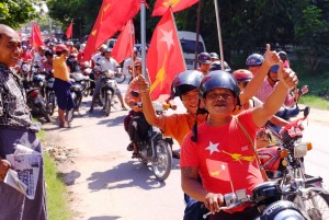 Regelmäßig ziehen die Unterstützer der Parteien durch die Straßen - hier etwa Anhänger der NLD in Mandalay. 