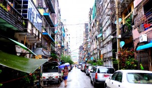 Eine ruhige Straße in Downtown Yangon.  Fotos: Lindekamp