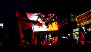 Schon lange bevor die Wahlergebnisse verkündet wurden, feierten NLD-Anhänger vor der Parteizentrale. 