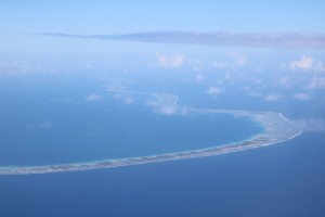 Eine schmale Küste und in der Mitte: nix. So sieht das Atoll Hao aus.