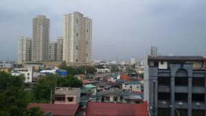 Ausblick auf die Plattenbauten von Manila. tagsüber verblassen die Häuser hinter dem Smog
