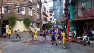 Basketball verwandelt Manilas Slums in die Bronx Asiens. Der kulturelle Einfluss ihrer Besatzer auf die Filipinos ist häufig sichtbar.
