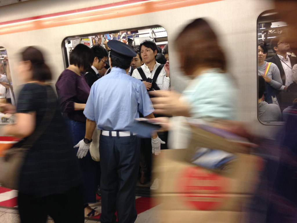 Menschen steigen ein und aus in einer Tokioter U-Bahnstation