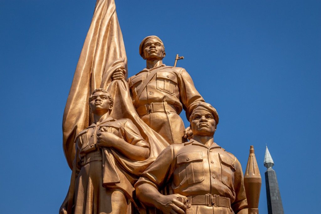 Schwer bewaffnet: das zentrale Bronzedenkmal auf National Heroes Acre