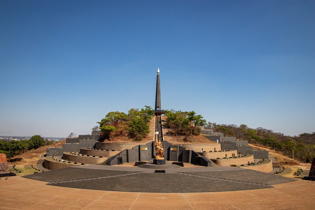 Überblick über die Anlage – der Obelisk ist von weitem zu sehen
