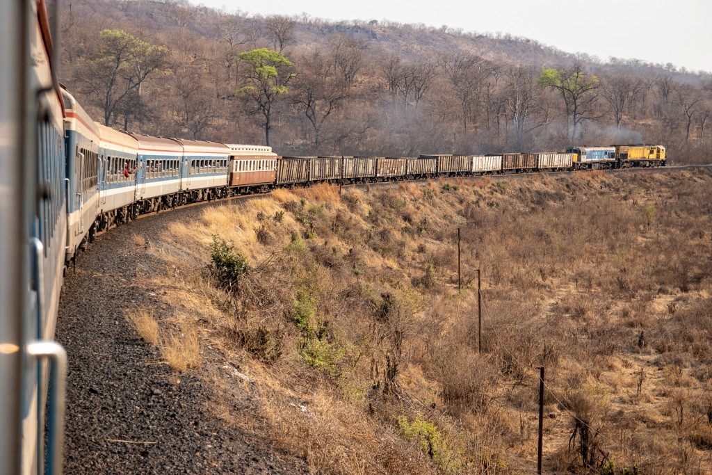 Im alten rhodesischen Zug unterwegs durch ausgetrocknetes Land